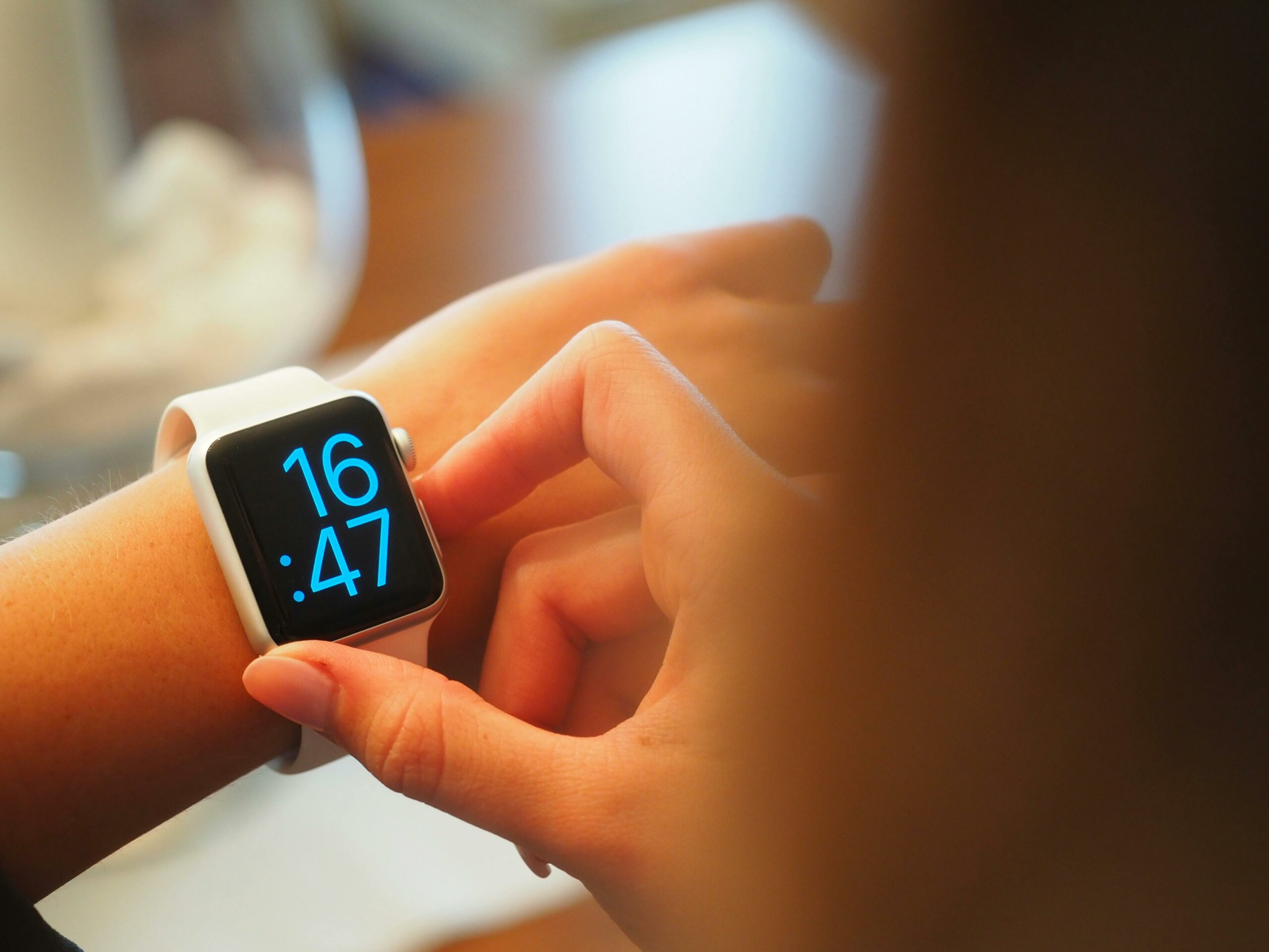 Ton poignet sous surveillance : une montre connectée pourrait-elle révéler les symptômes de la maladie de Huntington ?